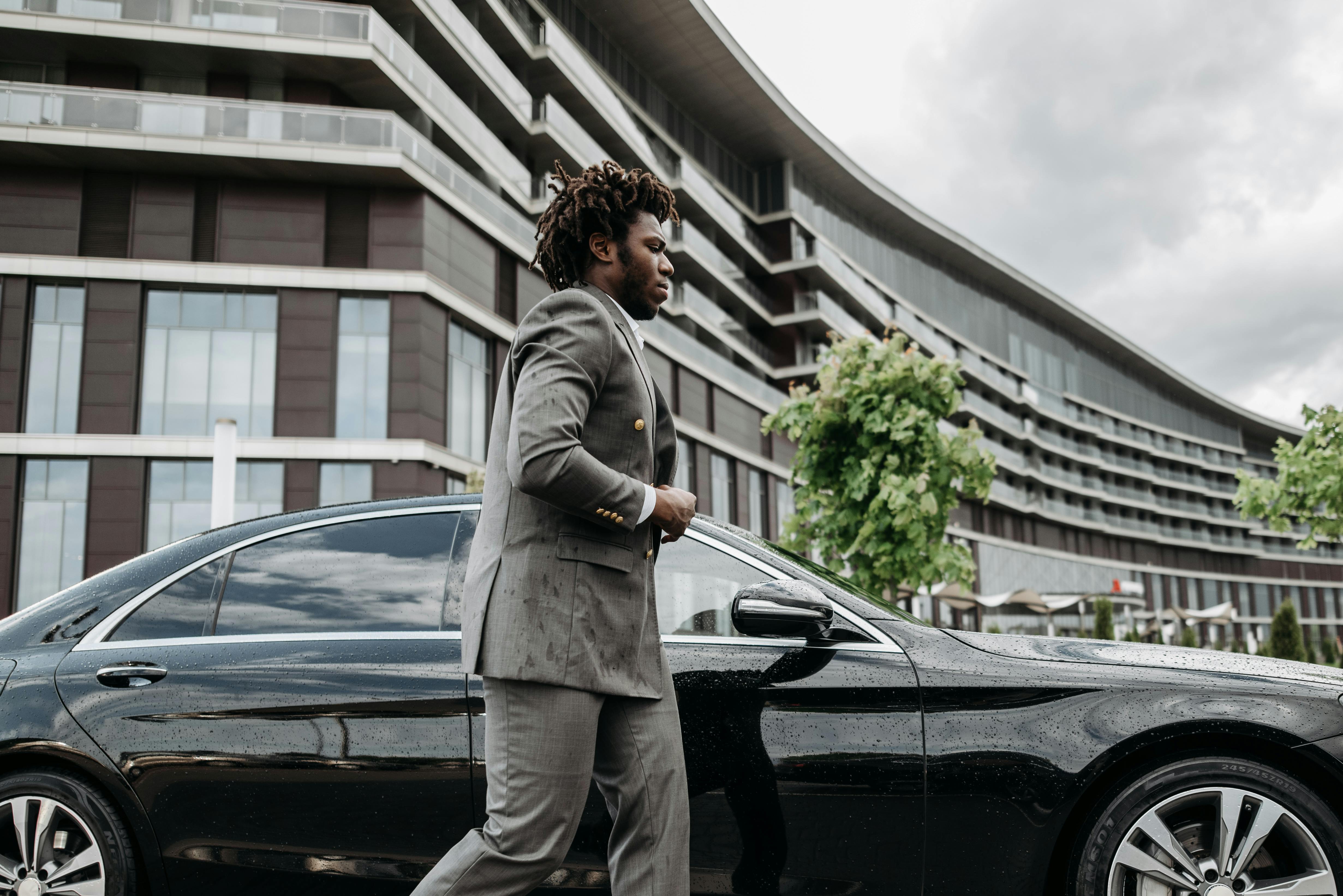 How Corporate Airport Transfer with Meet and Greet Elevates Executive Travel