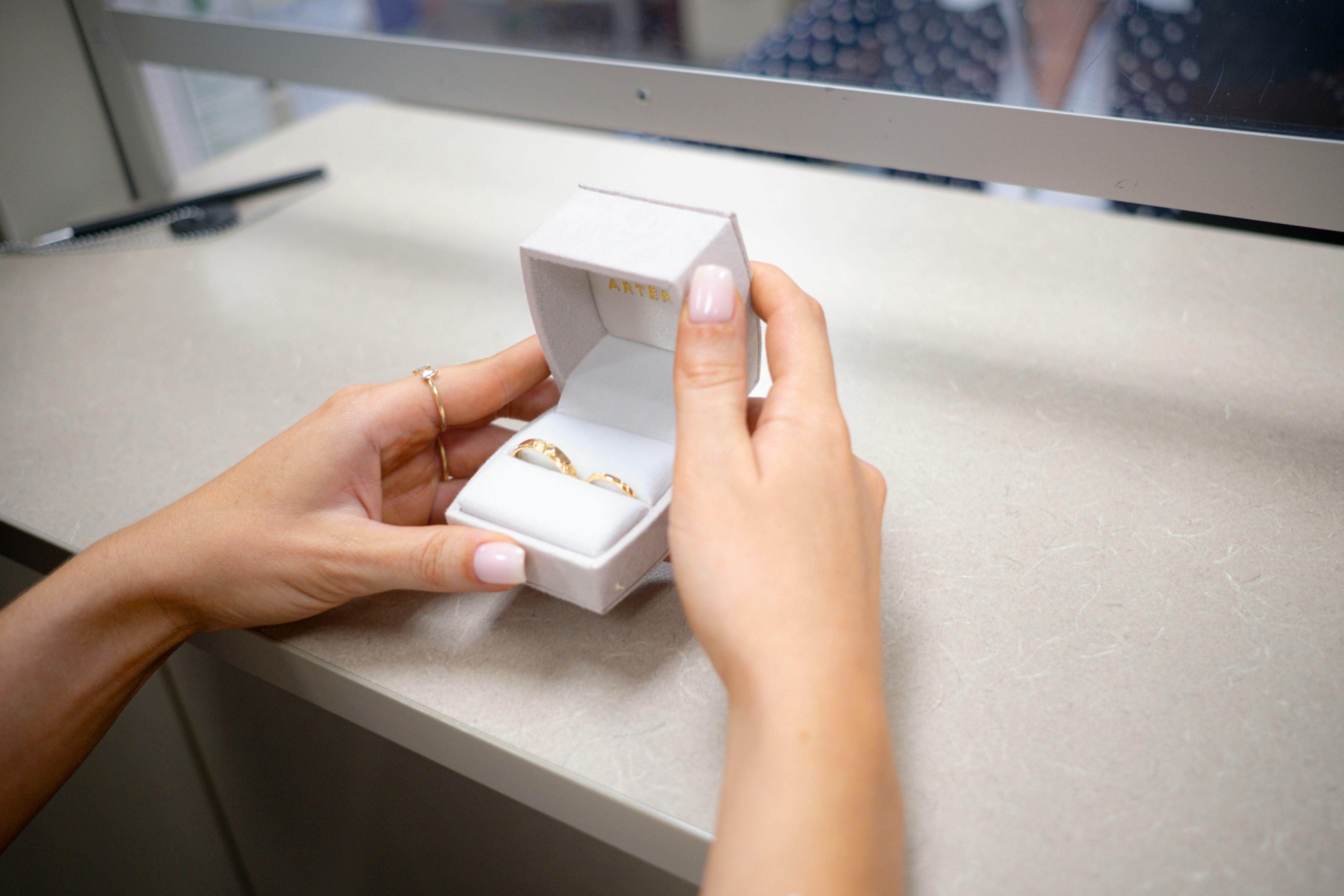 Why Working with a Custom Jewelry Box Manufacturer Benefits Your Brand