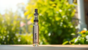 Genießen Sie Oxva Liquid in einer stilvollen Vape-Pen-Präsentation mit fröhlichem Gartenhintergrund.
