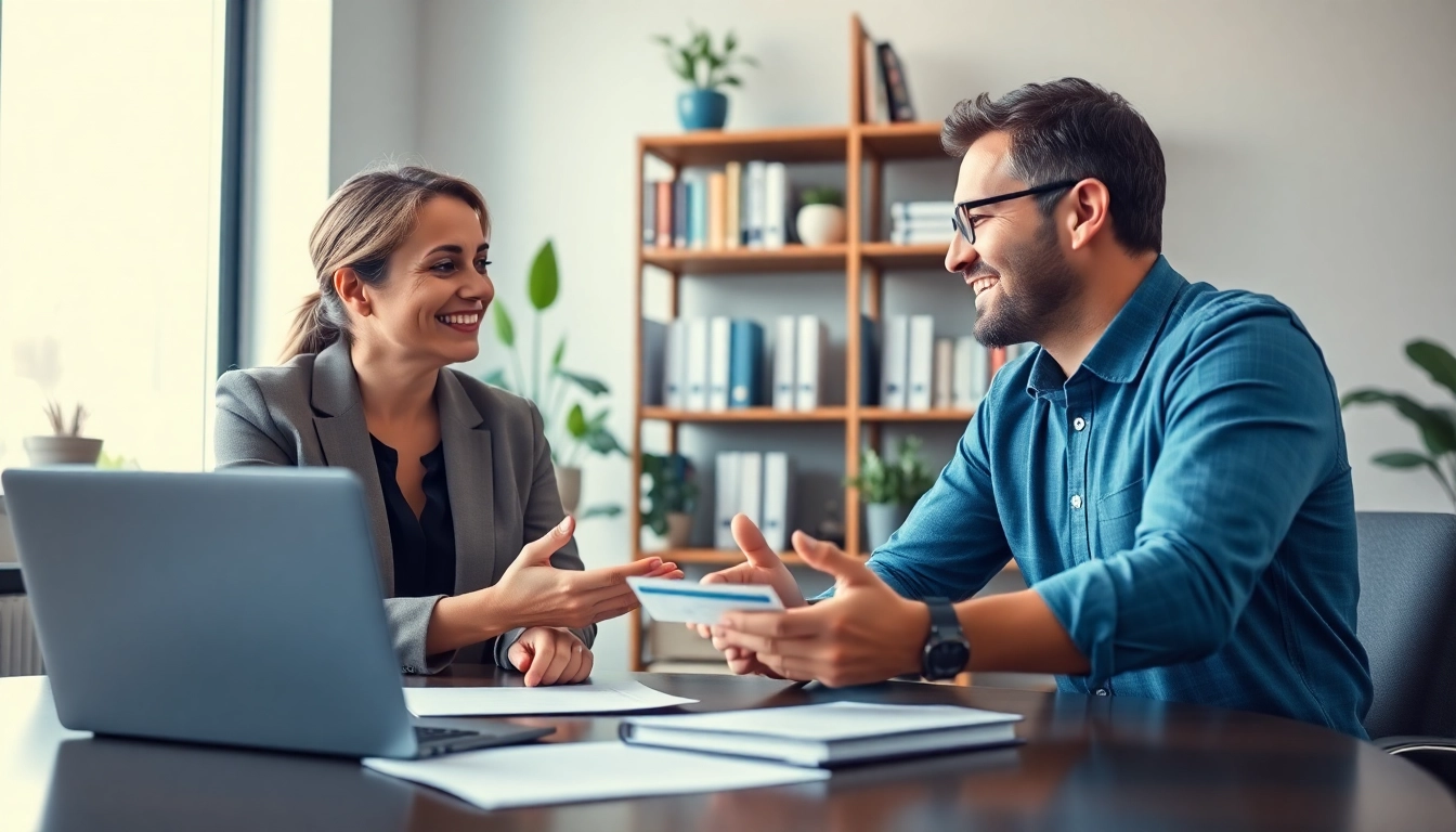 신용카드 현금화 방법을 논의하는 장면에서 친절한 상담사와 고객이 서로 대화하는 모습.